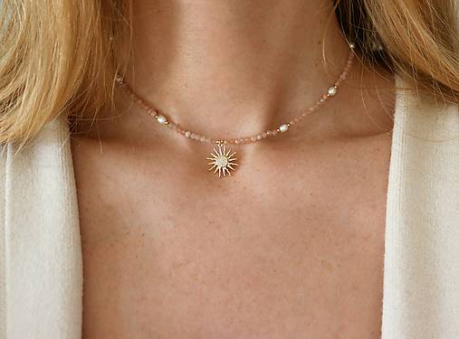 Náhrdelníky - Náhrdelník zo slnečného kameňa so zirkónovým slniečkom - 15599083_