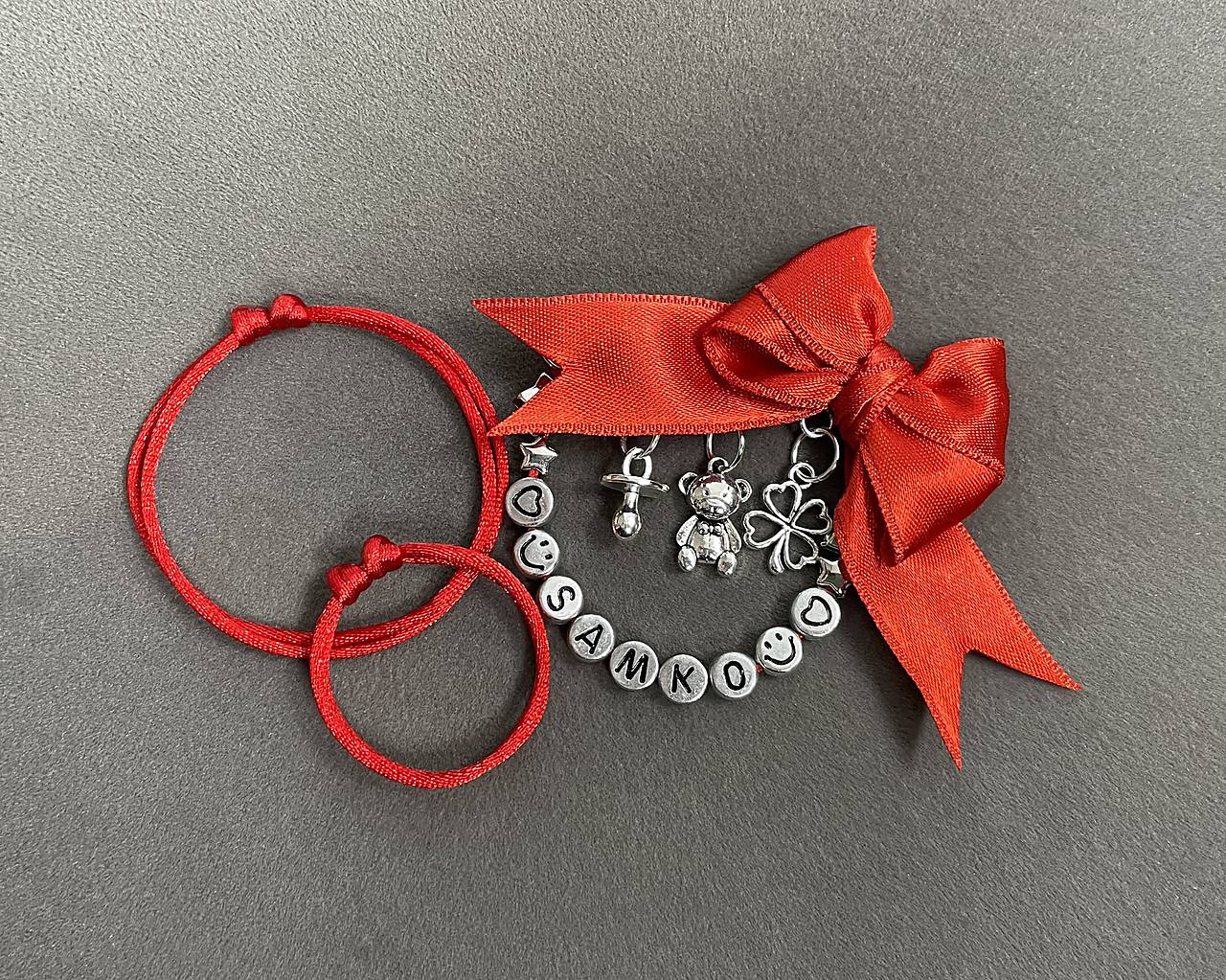 Set proti urieknutiu mama + dieťa, mašlička/stužka na kočík/vajíčko s menom + 1x dámsky náramok a 1x detský náramok