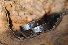 Prstene - Obrúčky tepané s diamantmi - 15599488_