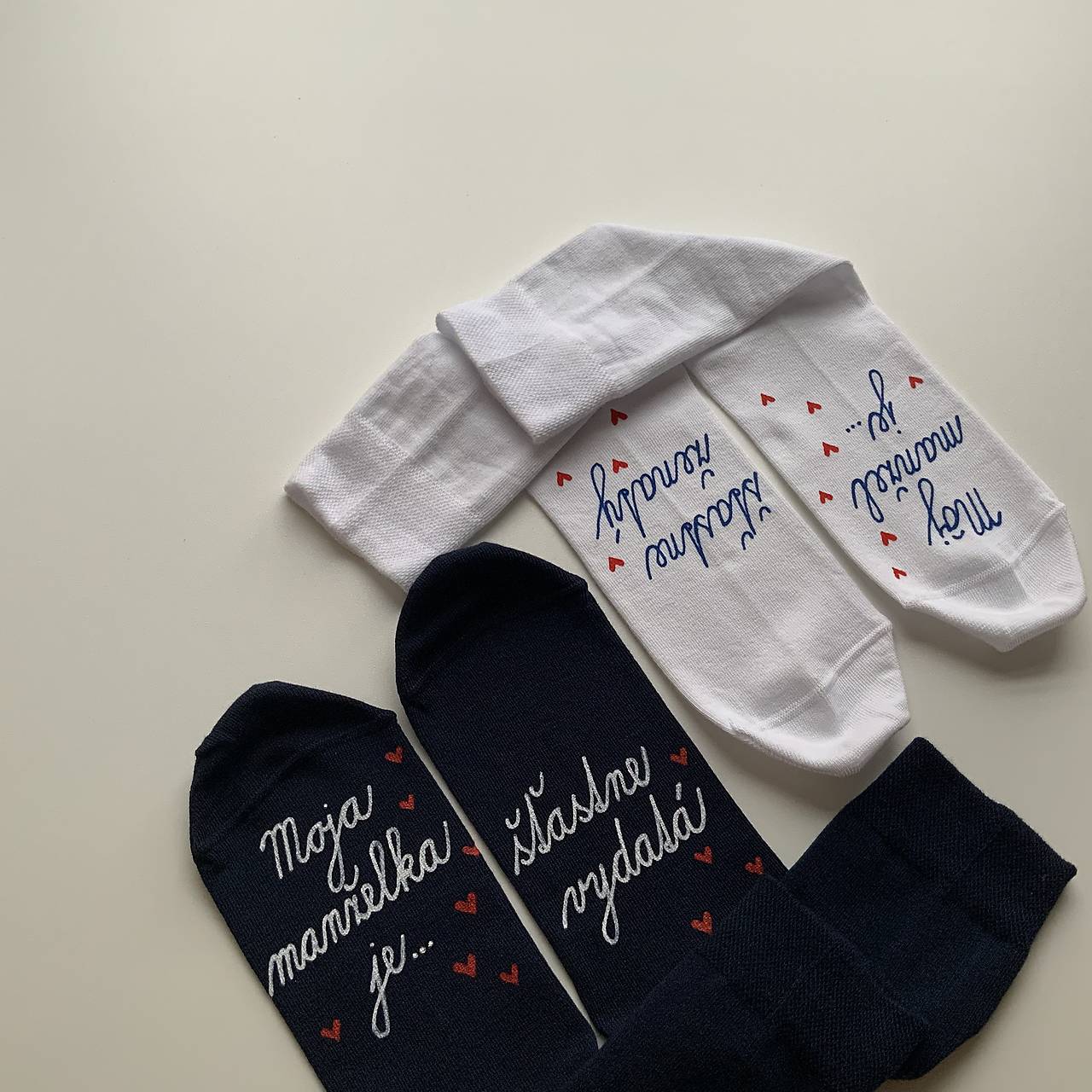 Maľované ponožky s nápisom: "Môj manžel (Moja manželka) je šťastne ženatý (vydatá)" (biele + tmavomodré)