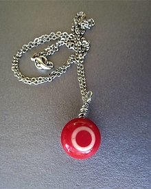 Náhrdelníky - Náhrdelník s obojstranným príveskom z recyklovaného starožitného červeného gombíka - 15603270_