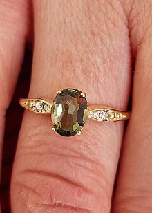 Prstene - Zlatý prsteň Mandolina s pravými diamantmi 0,0366Ct a moldavitom oválneho tvaru - 15603173_