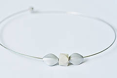 Náhrdelníky - Minimalistický betónový náhrdelník okolo krku - 15602693_