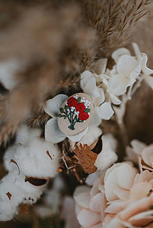 Brošne - Brošňa s vyšívanými kvetmi (Brošňa s červenými ružami 35x25) - 15604145_