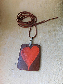 Náhrdelníky - drevený prívesok srdce na koži - 15605409_