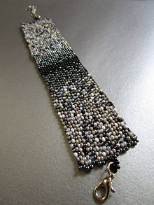 Náramky - Ručne šitý rokajlový náramok pre ženu v sivých odtieňoch - 15604408_