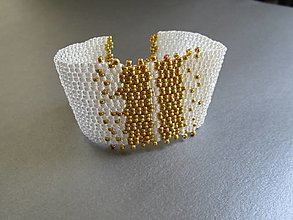 Náramky - Bielo-zlatý ručne šitý rokajlový náramok pre ženu - 15604421_