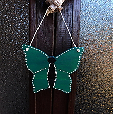 Dekorácie - drevený smaragdový závesný motýľ - 15607531_