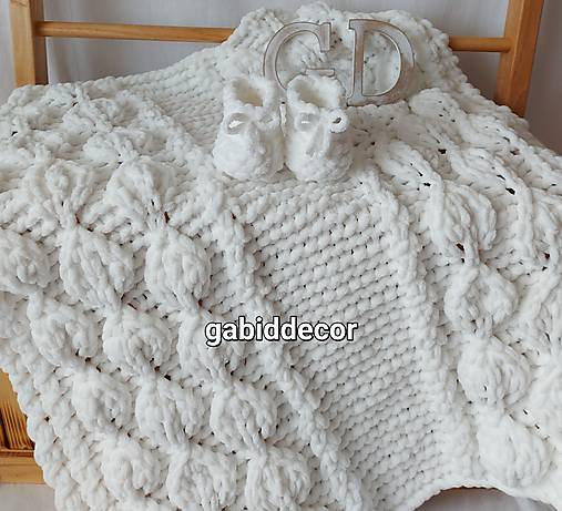 Novorodenecká súprava- deka a macrame retiazka na cumlík z vlny puffy (Dievčenská súprava - biela alebo akákoľvek farba podľa Vášho priania (deka+papučky))