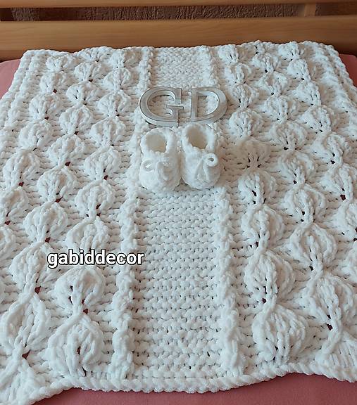 Novorodenecká súprava- deka a macrame retiazka na cumlík z vlny puffy (Dievčenská súprava - biela alebo akákoľvek farba podľa Vášho priania (deka+papučky))