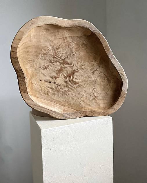 Drevená " nepravidelná" miska z orechového dreva