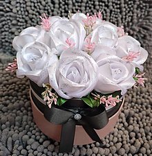 Dekorácie - Ruže v ružovo-šedom boxe (Biela) - 15607888_
