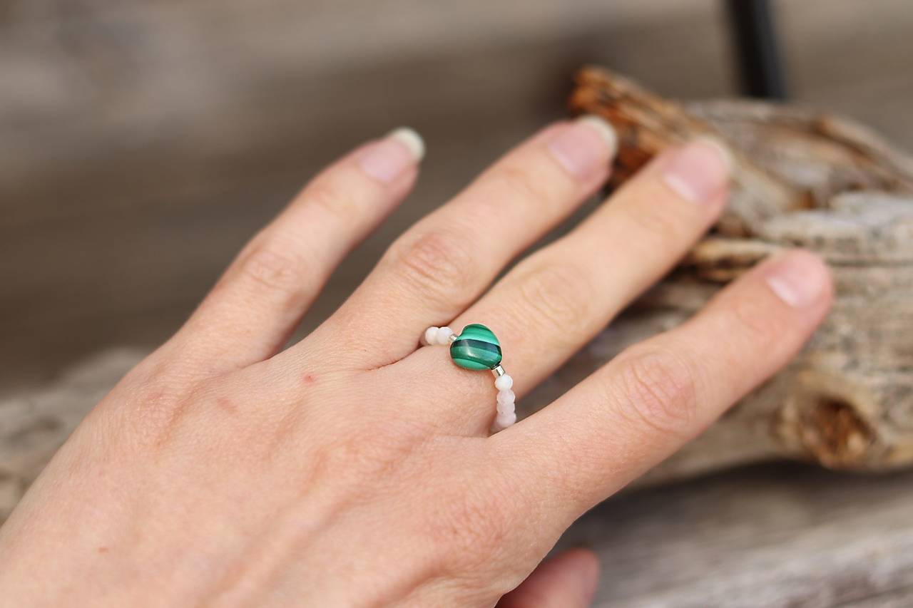 Prsteň z minerálu mesačný kameň, malachit