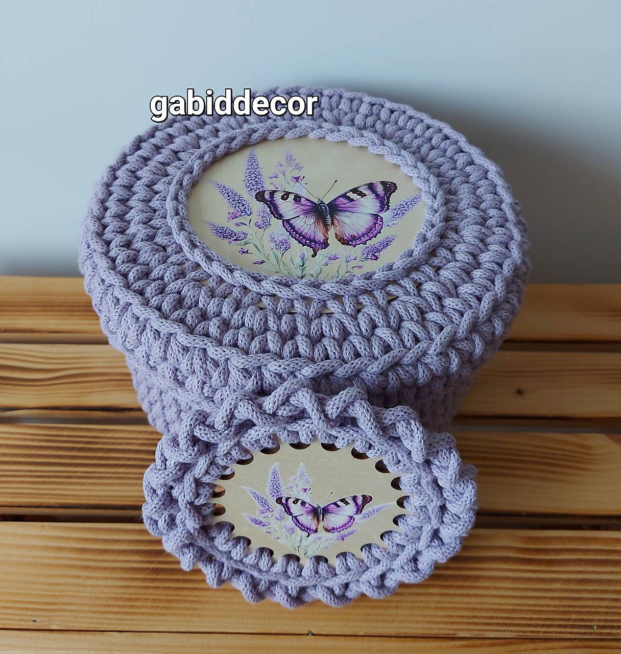 Handmade háčkované súpravy - košíky, podšálky, obal na vreckovky z kvalitných šnúr Provance/levanduľa  (Košík s obháčkovaným vrchnákom s motívom - motýľ)