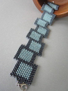 Náramky - Púdrovo modrý ručne šitý korálkový náramok pre ženu - 15611743_