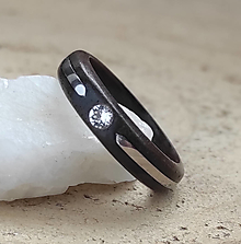 Prstene - Prsteň z vlašského orecha s oceľou a swarovského krištáľom - 15615301_