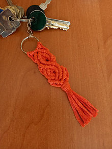 Kľúčenky - Macramé prívesok na kľúče  (15cm - Oranžová) - 15613686_