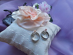 Prstene - svadobný vankúšik na obrúčky s kvetinkou - 15617718_