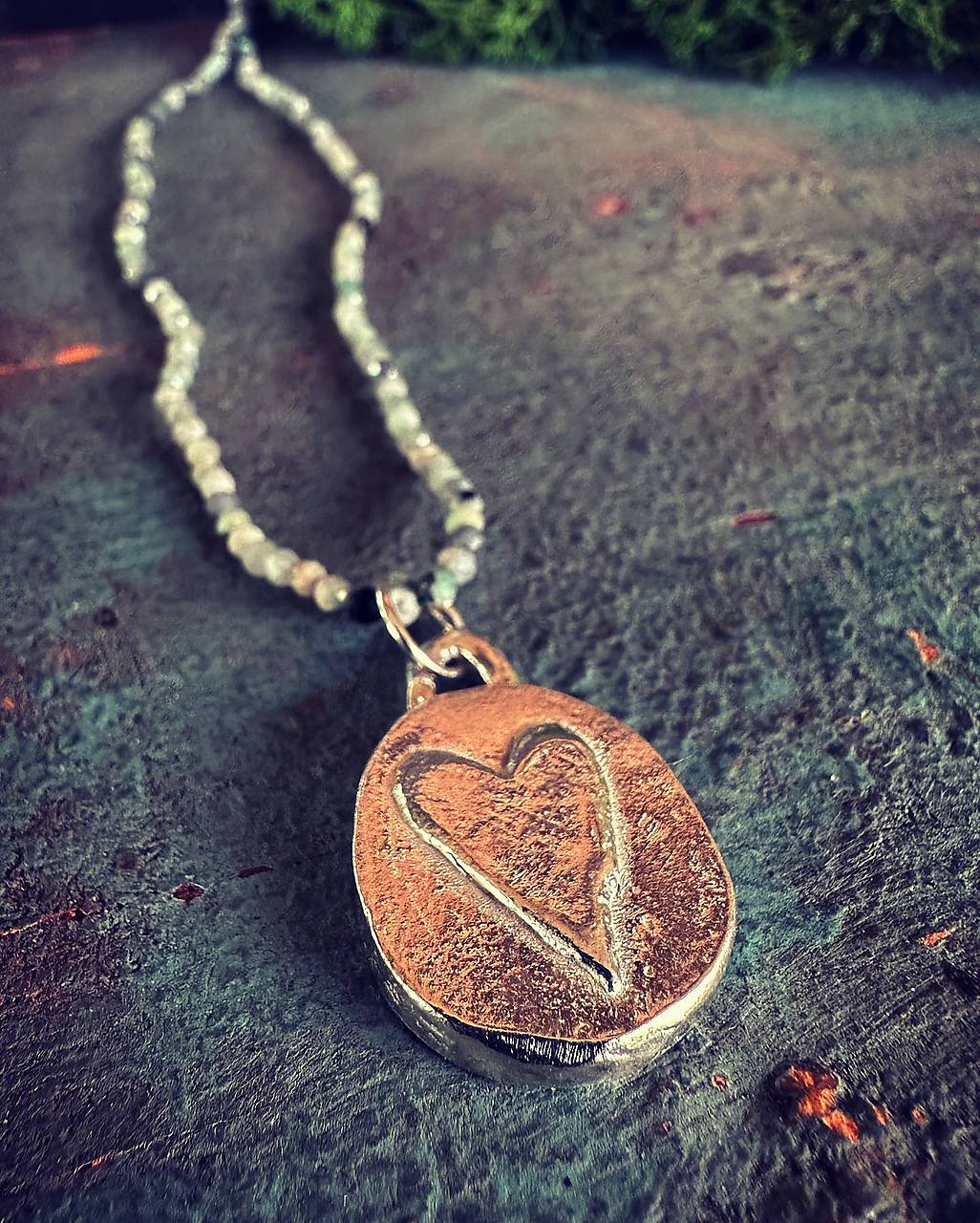 Strieborný medailón s akvamarínom