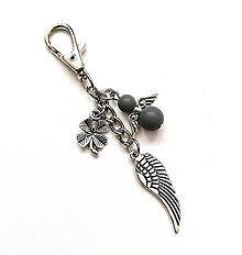 Kľúčenky - Kľúčenka "krídlo" s anjelikom (šedá) - 15619872_
