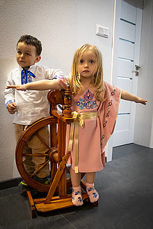 Detské oblečenie - Detské vyšívané šaty z Pliešoviec – Ružové s motýlími rukávmi - 15618673_