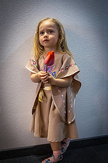 Detské oblečenie - Detské vyšívané šaty z Pliešoviec – Béžové s motýlími rukávmi - 15618686_