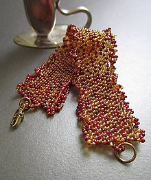 Náramky - Bordovo-zlatý ručne šitý korálkový náramok s volánikom pre ženu - 15622146_
