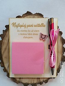 Tabuľky - Tabuľka s gravírovanym perom a blokom pre učiteľov_ ružová s motýľom - 15621745_