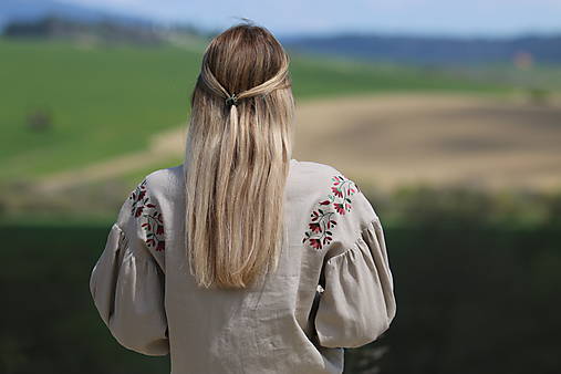 Blúzky a košele - Vyšívaná ľanová blúzka - 15624602_