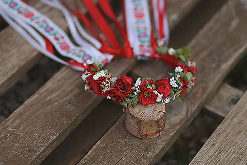 Červený kvetinový venček s  folklórnou stuhou