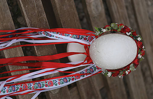 Červený kvetinový venček s  folklórnou stuhou