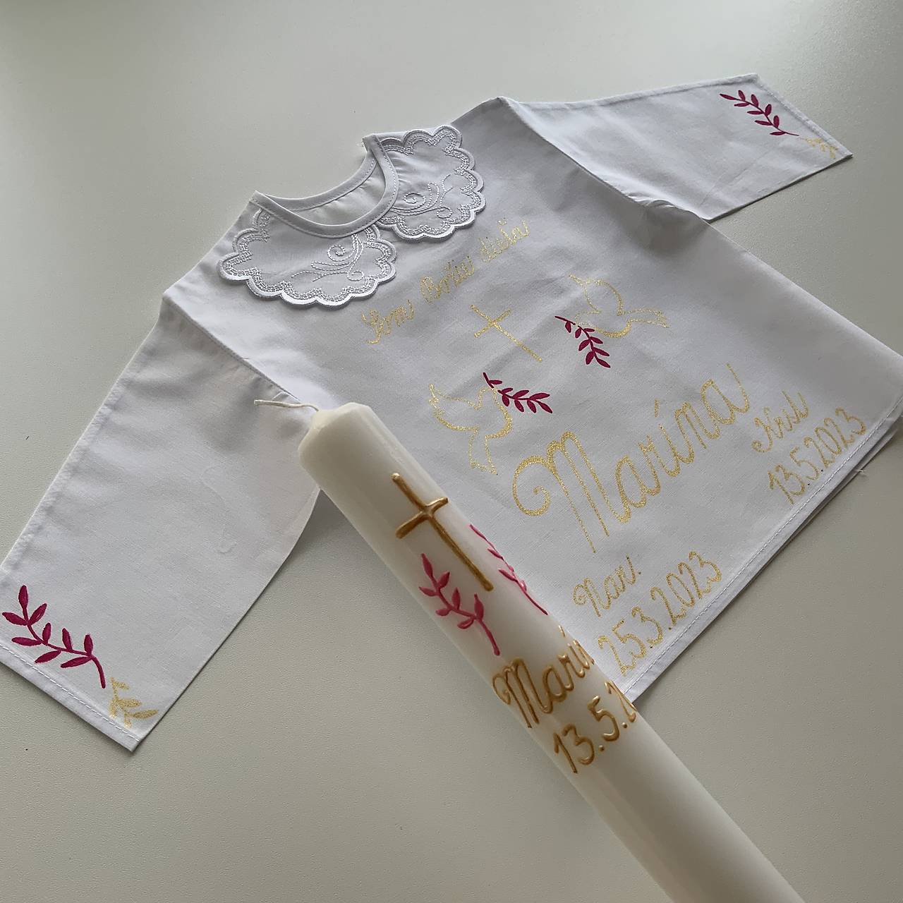 Krstná košieľka a svieca na krst ručne maľovaná s holubicami (V zlatej s ružovými ratolesťami)