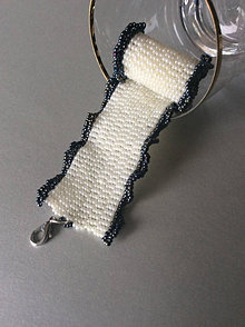 Náramky - Biely ručne šitý korálkový náramok  s čiernym volánikom pre ženu - 15626647_