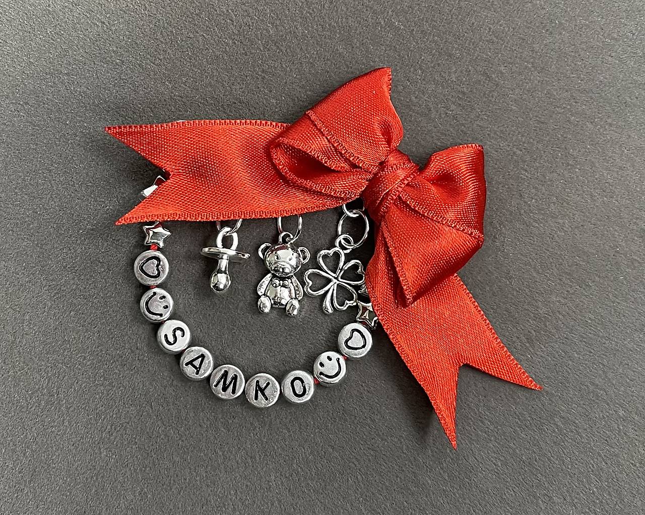 Mašlička/stužka proti urieknutiu na kočík/vajíčko s cumlíkom, mackom, štvorlístkom a menom