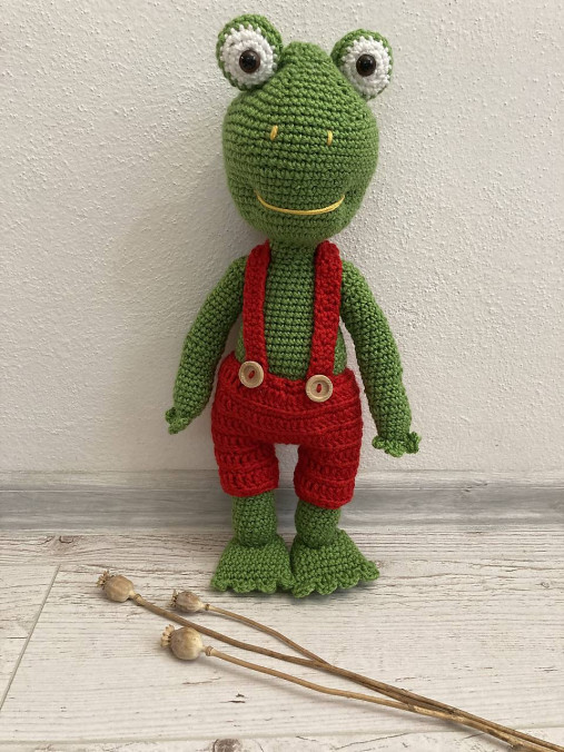 Hračky - žaba-žabka-žabiak červené nohavice /háčkovaná hračka/ - 15630979_