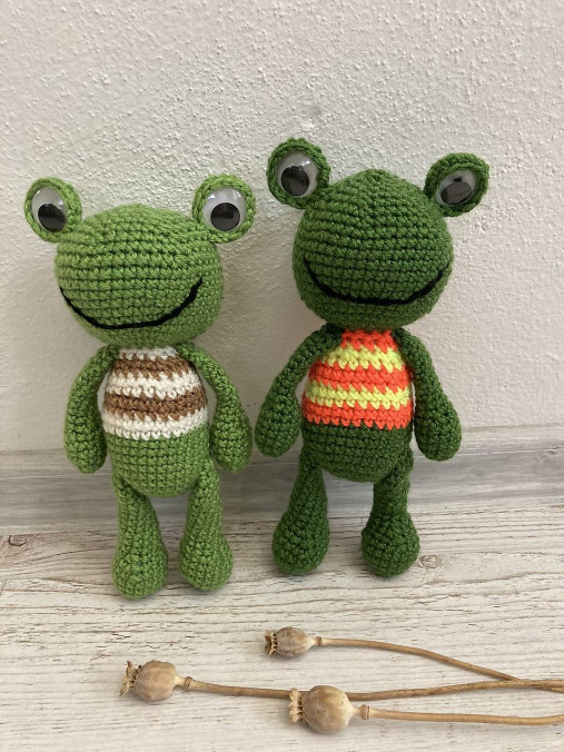 Hračky - žaba-žabka-žabiak v pásikavom triku /háčkovaná hračka/ - 15631028_