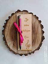 Tabuľky - Drevená uzka tabuľka s gravírovanym perom pre učiteľov_hudobna - 15631817_
