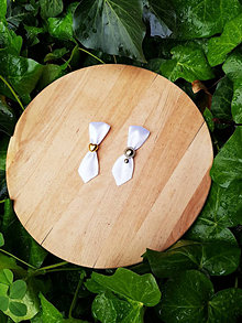 Svadobné pierka - biele svadobné pierka so zlatým srdiečkom alebo komponentom - 15635487_