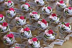 Darčeky pre svadobčanov - Prázdne dekorované fľašticky s ružičkami pre hostí - 15636547_