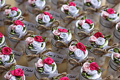 Darčeky pre svadobčanov - Prázdne dekorované fľašticky s ružičkami pre hostí - 15636550_