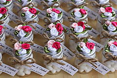 Darčeky pre svadobčanov - Prázdne dekorované fľašticky s ružičkami pre hostí - 15636551_