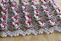 Darčeky pre svadobčanov - Prázdne dekorované fľašticky s ružičkami pre hostí - 15636559_