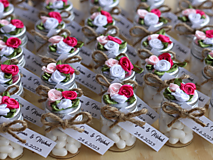 Prázdne dekorované fľašticky s ružičkami pre hostí