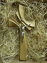 Dekorácie - Moderný drevený krížik s Ježiškom - 15636604_