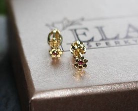 Náušnice - Zlaté mini kvetinky červené - 15635446_