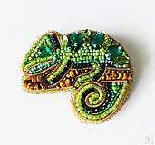 Brošne - Handmade šitá korálková brošňa chameleón - 15638475_