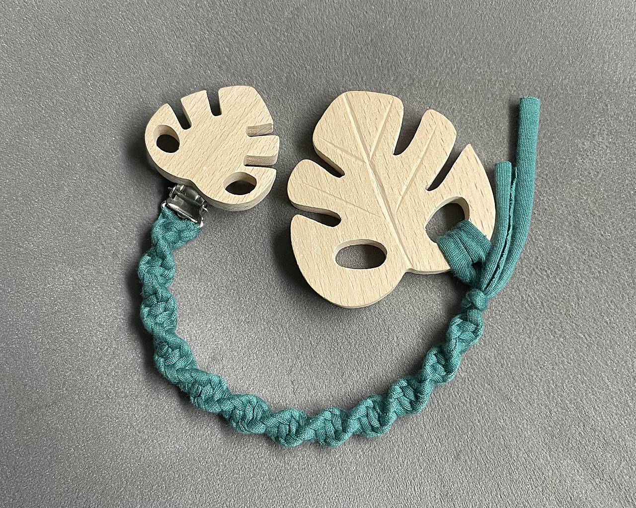 Set - pletená retiazka na cumlík/dudlík alebo hryzadlo “monstera” + drevené hryzadlo monstera