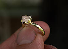 Prstene - RAW snubáčik  (So surovým ruženínom) - 15641685_