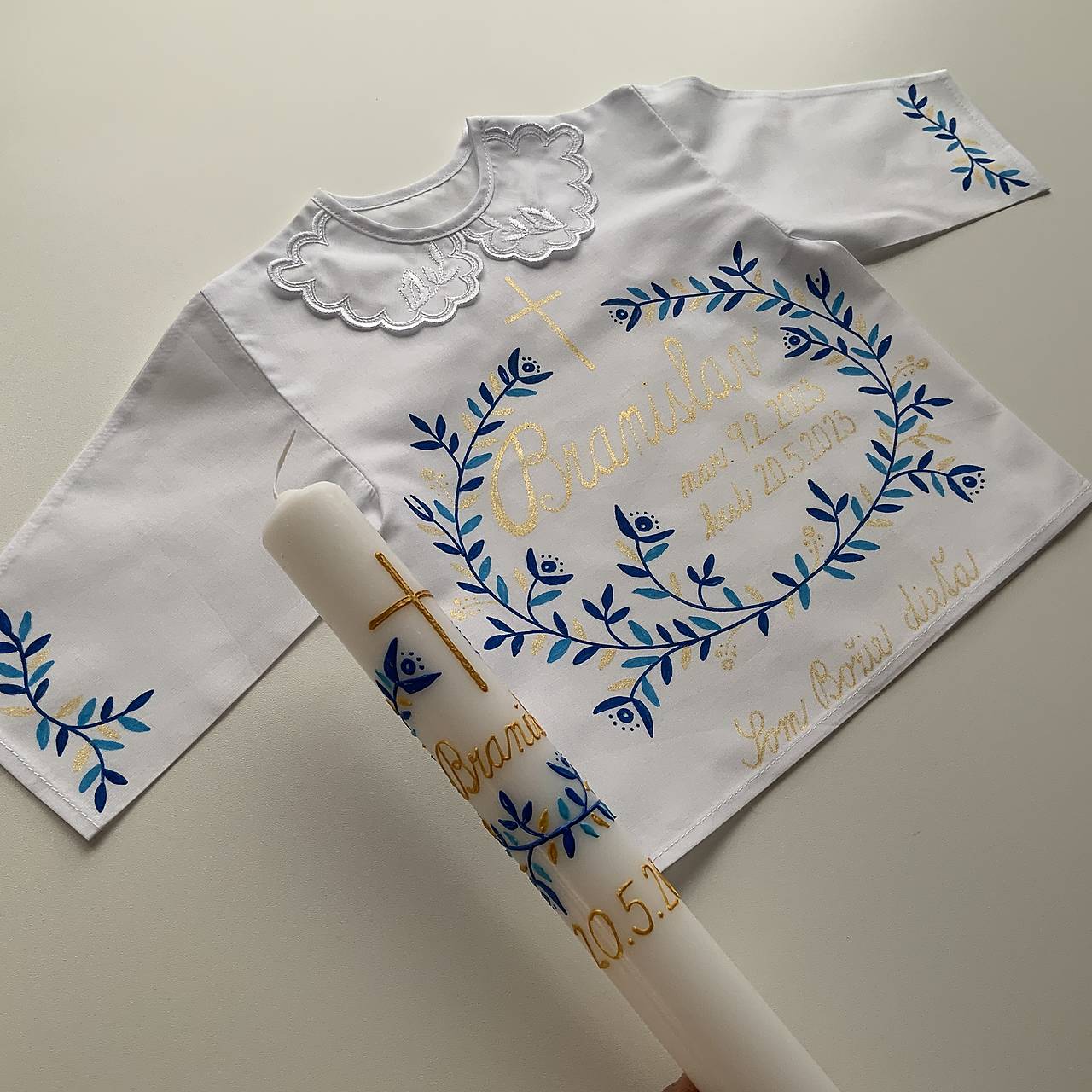 Krstná košieľka a svieca na krst maľovaná v (odtieňoch modrej + zlatá)