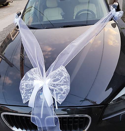 Dekorácie - biela výzdoba na auto aj s mašľami na kľučky so vzorovanou organzou - 15647294_